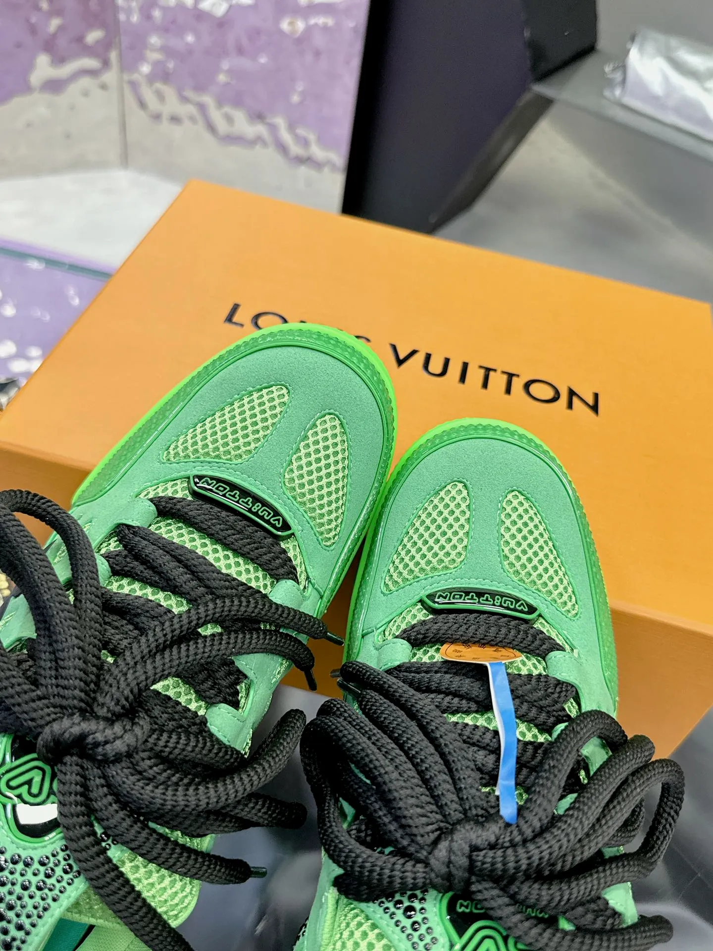 Men's shoes 💰900❤️❤️❤️ 𝙇𝙑 Bread shoes have added new colors 💓 Craftsmanship series 𝟐𝟎𝟐5/𝐒𝐒 𝐧𝐞𝐰 Louis Vuitton catwalk skate shoes are popular, LOUIS VUITTON Trainer is undoubtedly one of the most successful Sneakers launched by luxury brands, but the pace of exploration will not stop. LOUISVUITTON will also bring a new series of skateboard shoes in the spring of 2025. The new series in the picture returns to the 90s Chunky Skate Shoes look and feel. The uppers are made of leather and mesh. The fat silhouette and thick shoelaces are very eye-catching. It is expected to have quite a few colors like the Trainer. Judging from the previous DIOR show skate shoes, this chunky style may be even stronger next year. 💎 Size: Female 35-40 Male 39-46
